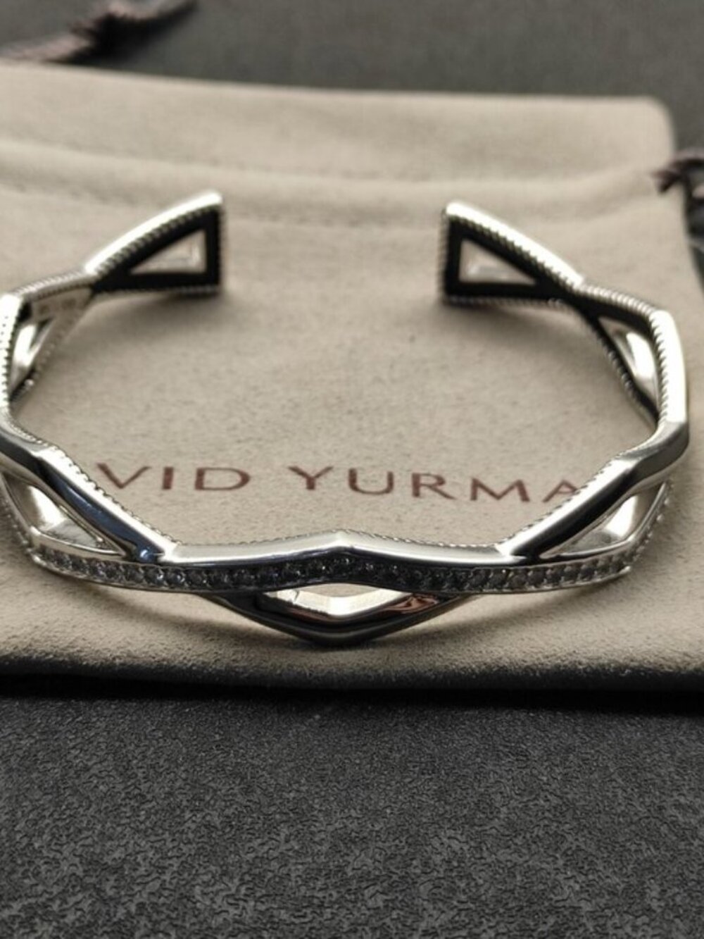 🍓Brand new, unused David Yurman black and white diamond-set open-ended bangle